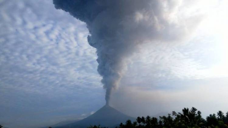 Gunung Soputan Erupsi Abu Mencapai 7.500 Meter
