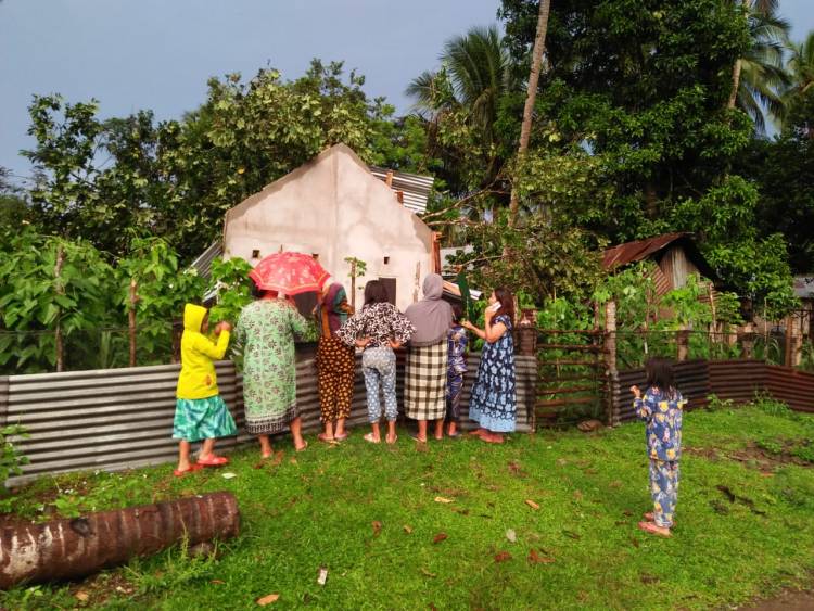 BREAKING NEWS!! Di Bungo, Rumah Bantuan Pemerintah Hancur Ditimpa Pohon Bedaro