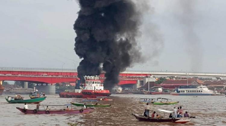 Kapal BBM Meledak di Bawah Jembatan Ampera