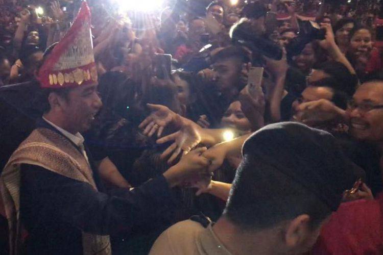 Gunakan Stelan Ulos dan Sortali, Jokowi Disambut dalam Natal Nasional