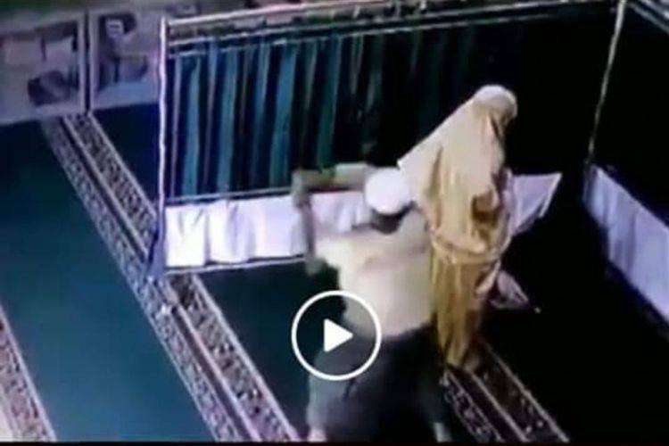 Polisi Tangkap Pelaku Pemukulan Terhadap Wanita Lagi Sholat