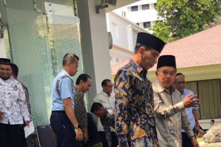 Jokowi-JK Ngobrol Santai Usai Shalat Jumat