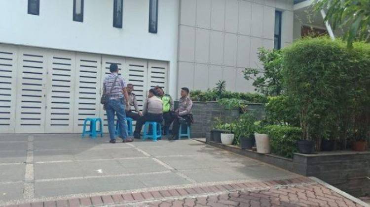 Lima Polisi Jaga Rumah Ahok di Pantai Mutiara