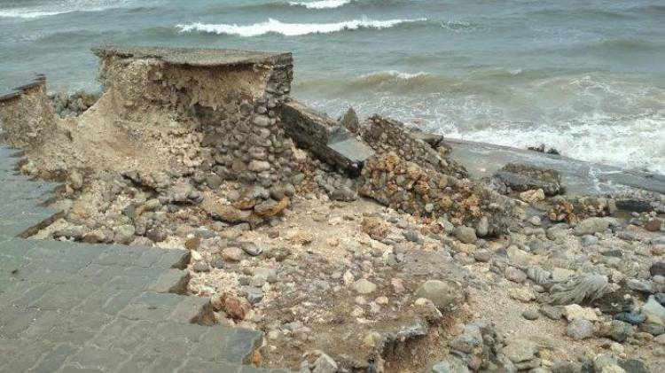Diterjang Gelombang Dermaga Pantai Teddys Kupang Hancur Lebur