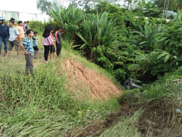 Mengerikan! Tabrakan Mitsubishi L300 Terguling, Ayla Masuk ke Jurang 15 Meter