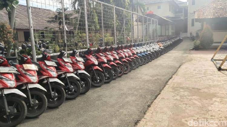 Slamet Satpam SMAN 4 Tangsel Jadi Viral, Susun Motor Sesuai Merek dan Warna
