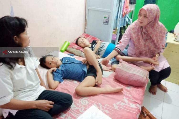 Kakak Beradik di Surabaya Ini Menderita Penyakit Langka "Distrofi Otot"