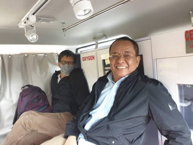 Diancam Diadang, Rocky Gerung dan Said Didu Menuju Jember Numpang Ambulance