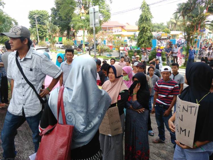 Ibu-ibu dan Warga Sebrang Jaya Demo ke Kejari Bungo, Ini Tuntutannya…