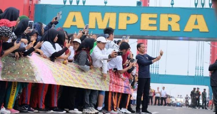 Jokowi Berselfie di Acara Rekor MURI Kain Jumputan Terpanjang 1,1 KM di Jembatan Ampera