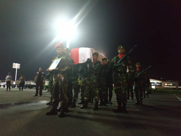 Upacara Penerimaan Jenazah Anggota Koppasus Ini Dipimpin Danrem 162/WB
