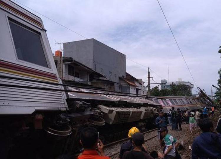 Ini Penyebab KRL Tujuan Stasiun Bogor Terguling
