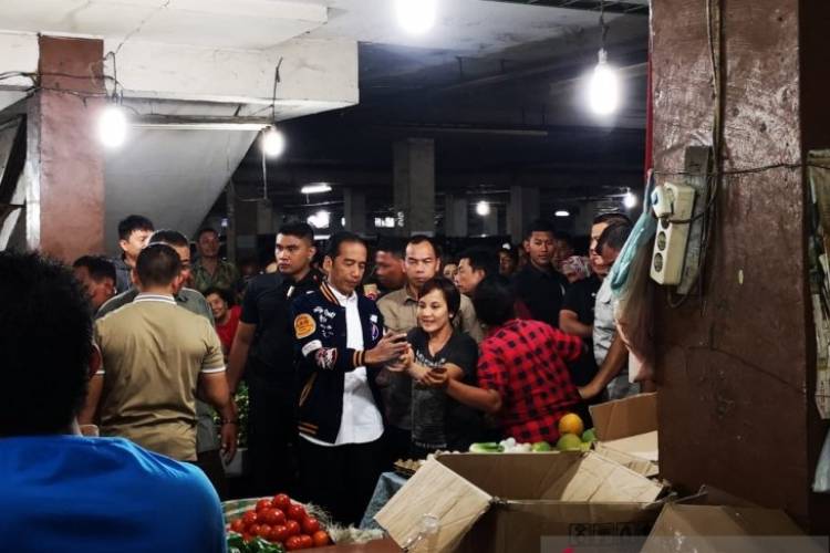 Blusukan di Pasar Medan Jokowi Beli Teri Medan