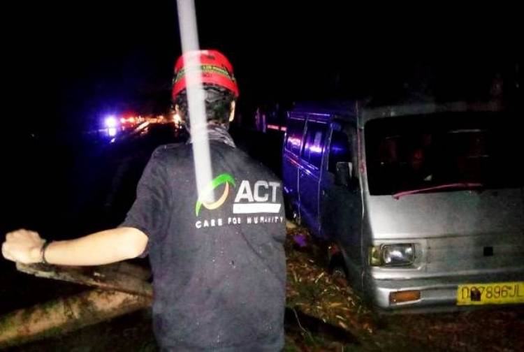 Tim Relawan ACT Bergerak Cepat Evakuasi Korban Banjir di Sentani