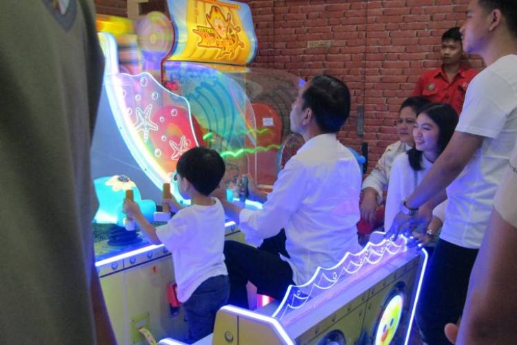 Jokowi dan Jan Ethes "Refreshing" di Mal Solo