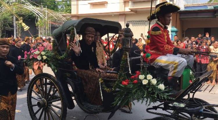 Jokowi Naik Kereta Kencana Saat Kampanye di Solo