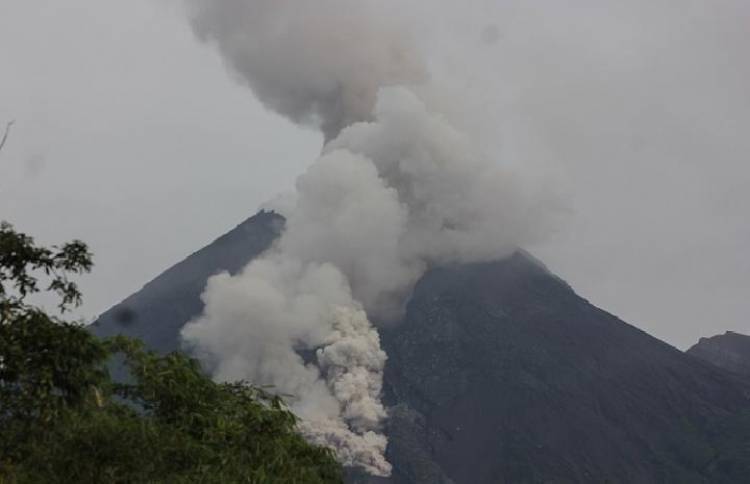 Gunung Merapi Luncurkan Awan Panas Guguran Sejauh 1.200 Meter