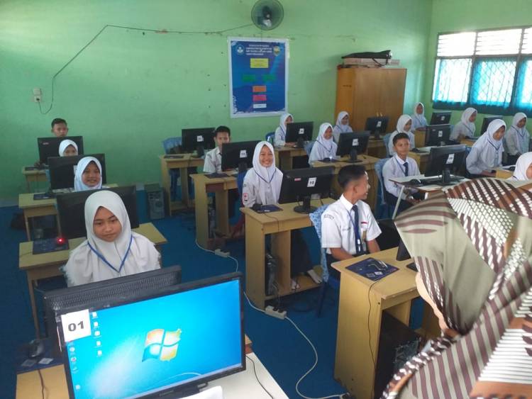 Tinjau Pelaksanaan USBN Tingkat SMP, Bupati Masnah: Jangan Coret-coret 