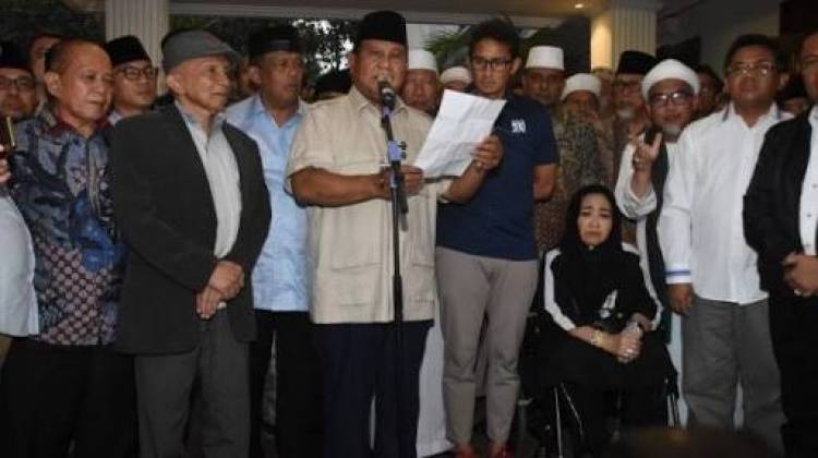 Prabowo Bersama Relawan Syukuran Klaim Kemenangan di TMII