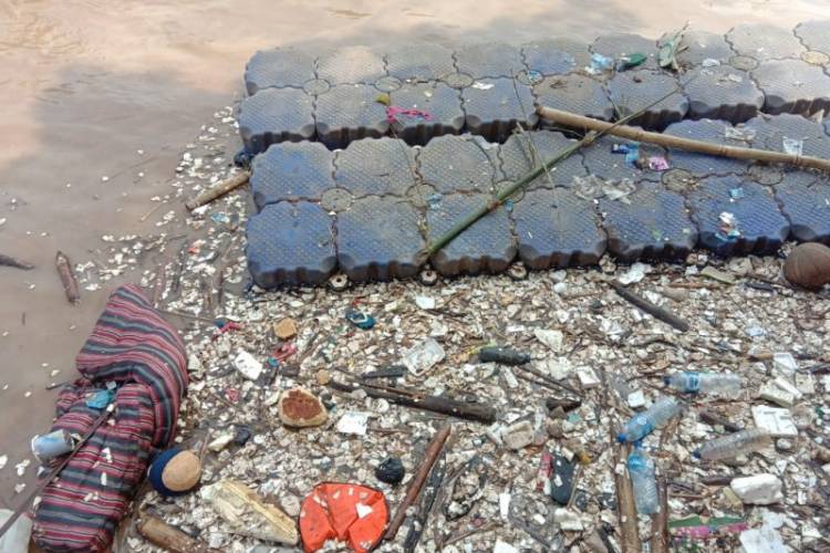 Sungai Ciliwung Menjadi Lautan Sampah