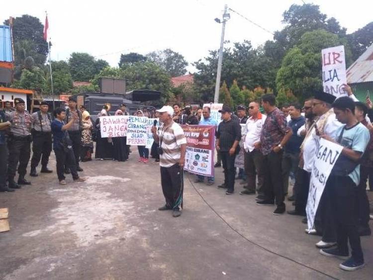 Dihadapan Pendemo, Ketua Bawaslu Jambi: Jika Ada yang Tak Netral Laporkan