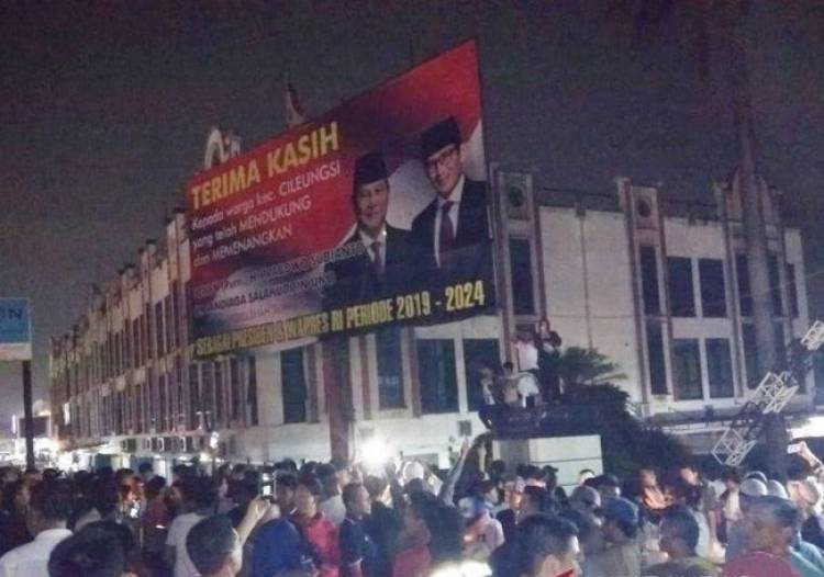 Heboh, Massa Tolak Satpol PP Turunkan Baliho Klaim Kemenangan Prabowo-Sandi