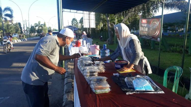 MIRIS!! Tak Ada Pasar Beduk Pemkab, Warga Jualan di Atas Trotoar