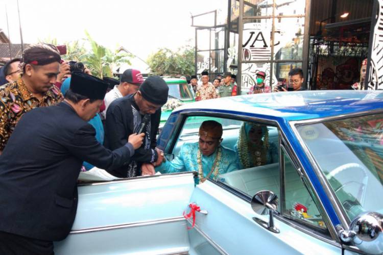 Ramadhan, Lima Pasang Penganten Nikah Bareng di Mobil Antik
