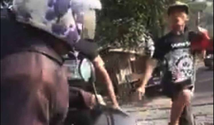 Viral Aksi Dua Pria Hadang Pengendara Penerobos Perlintasan KA