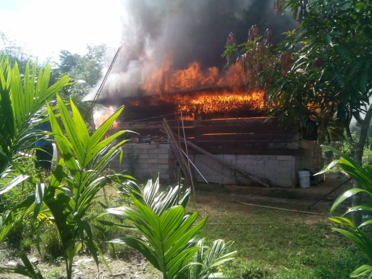 Ditinggal Pergi, Rumah Warga Batang Asai Sarolangun Terbakar Tak Bersisa