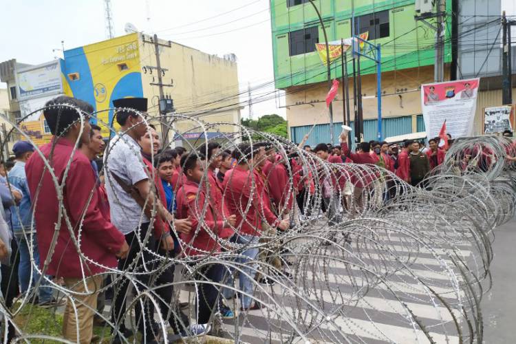 Aksi 22 Mei Ikatan Mahasiswa Muhammadiyah di Kantor Bawaslu Sumut