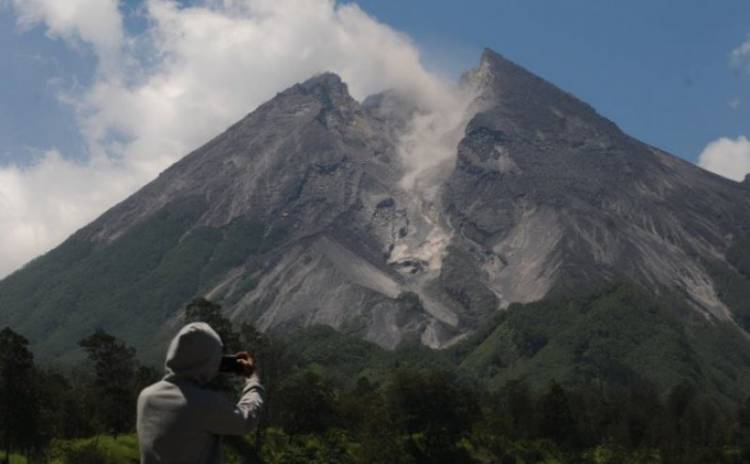 Gunung Merapi Luncurkan Awan Panas Sejauh 1.000 Meter
