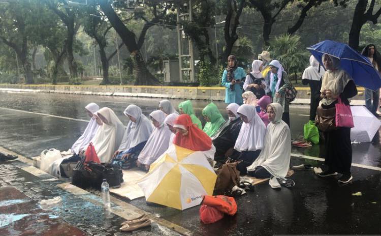 Diguyur Hujan, Simpatisan Sengketa Pilpres Gelar Shalat Dzuhur Berjamaah