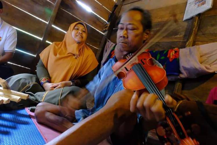 Seniman Saidin Idap Tumor Colli, Masnah: Kita Upayakan Bantuan Pemkab dan Semoga Segera Berobat ke Palembang