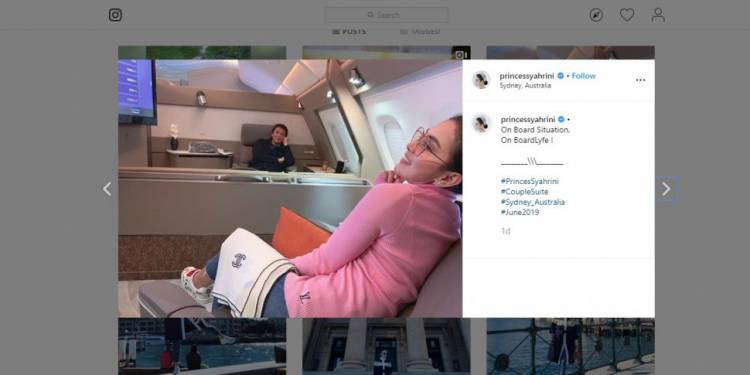 Posting Shalat di Pesawat, Begini Gaya Syahrini