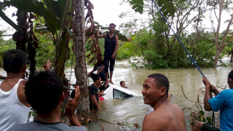 Banjir di Singkut Sarolangun, Heboh Aksi Warga Selamatkan Mobil yang Hanyut