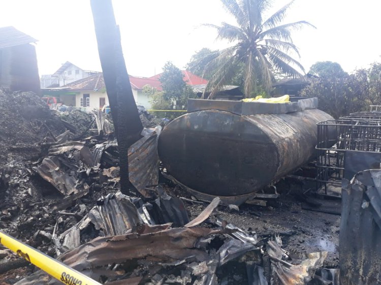 Ribuan Liter Minyak Diduga Ilegal Hangus Terbakar, Pemilik Kabur ke Rawa-rawa