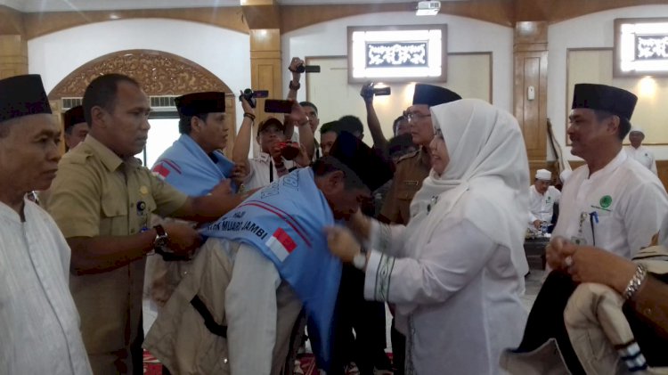 Lepas Keberangkatan 185 CJH Muarojambi, Masnah: Jaga Kesehatan dan kekompakan