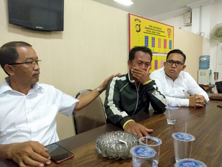 Merasa Tertipu Ketua SMB, Shobirin Menangis di Depan Polisi