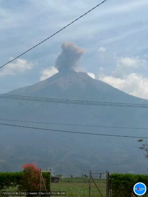 Gunung Kerinci Erupsi, Kolom Abu 800 Meter