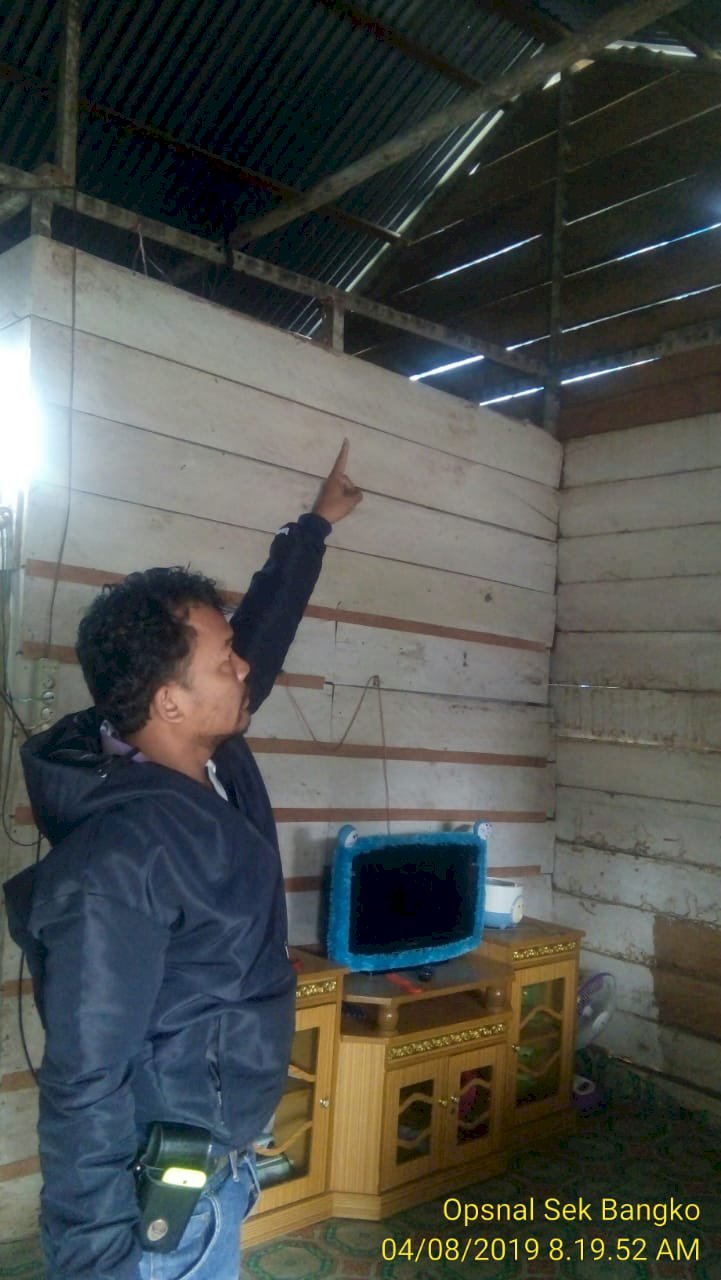 Tak Sanggup Hidup Miskin, Ekastel Gantung Diri