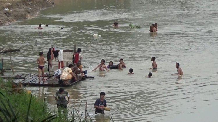 Musim Kemarau Sumur Kering, Warga Gunakan Air Sungai Batanghari untuk MCK