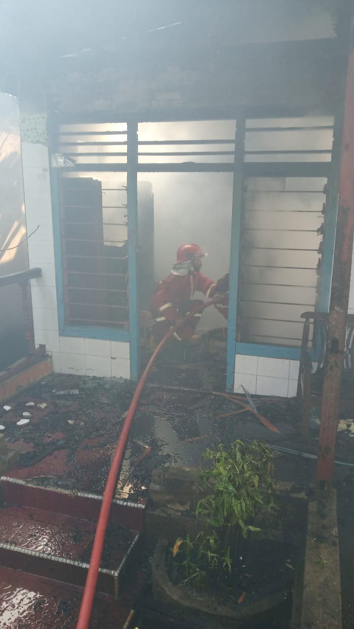 BREAKING NEWS!!! Api Kembali Ludeskan 1 Unit Rumah di Jambi Selatan