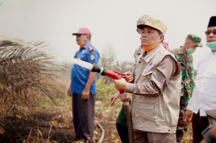 Apresiasi Tim Satgas Karhutla, Gubernur Jambi Turut Padamkan Kebakaran Lahan