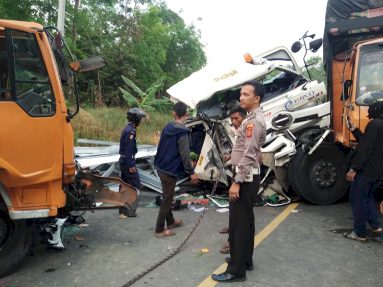 KECELAKAAN MAUT! Fuso Adu Kambing di KM 57 Muarojambi Satu Sopir Tewas Terjepit