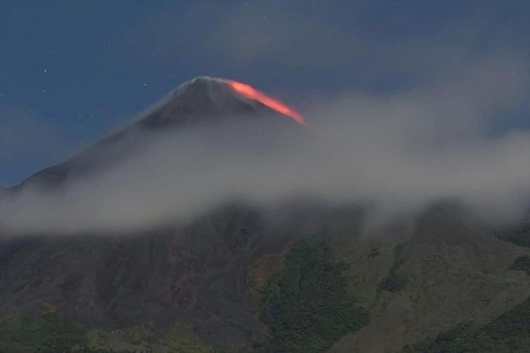 Gunung Karangetang Masih Luncurkan Lava Pijar