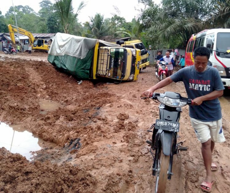 Proyek Provinsi di Merangin Nyaris Memakan Korban, Dump Truck Terbalik