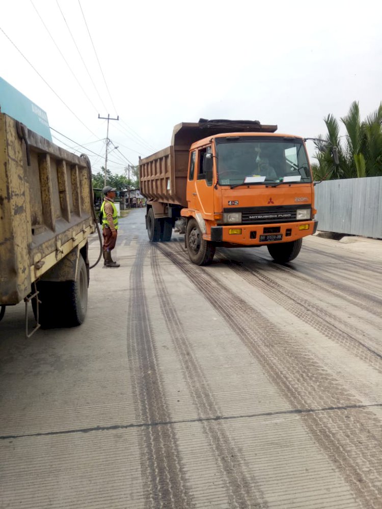 Diduga Dishub Biarkan Truk Tonase Berat Melintas Kawasan Perkantoran Tanjab Barat