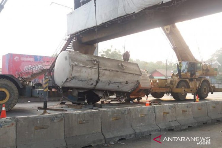 Truk Limbah Terguling di KM27, Petugas Butuh Enam Jam Evakuasi