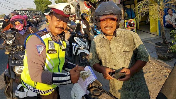 Viral! Ayah Kaget Terjaring Razia dan Diperiksa Anaknya Sendiri